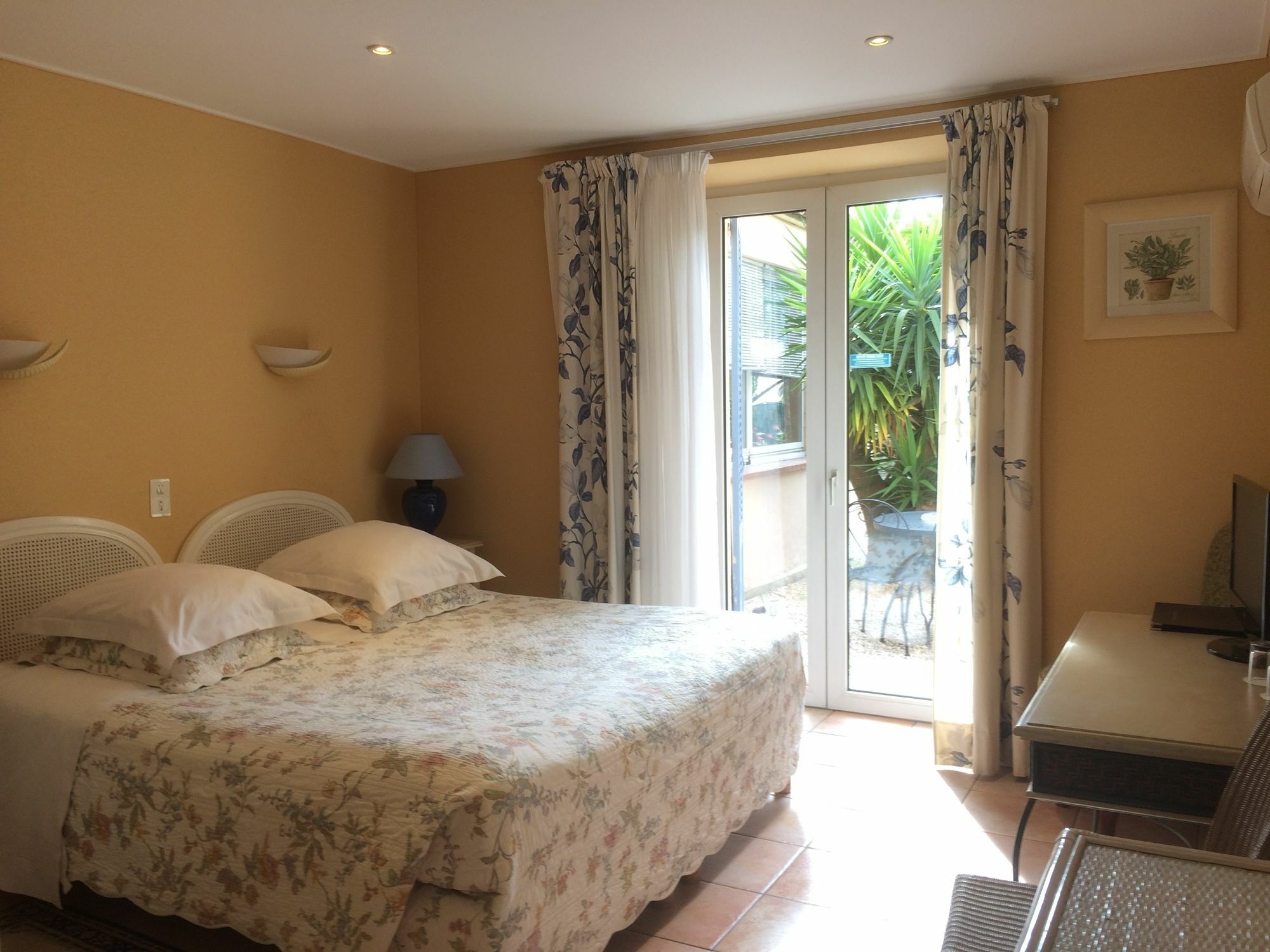 Hotel L'Olivier - Piscine & Parking Cannes Ngoại thất bức ảnh