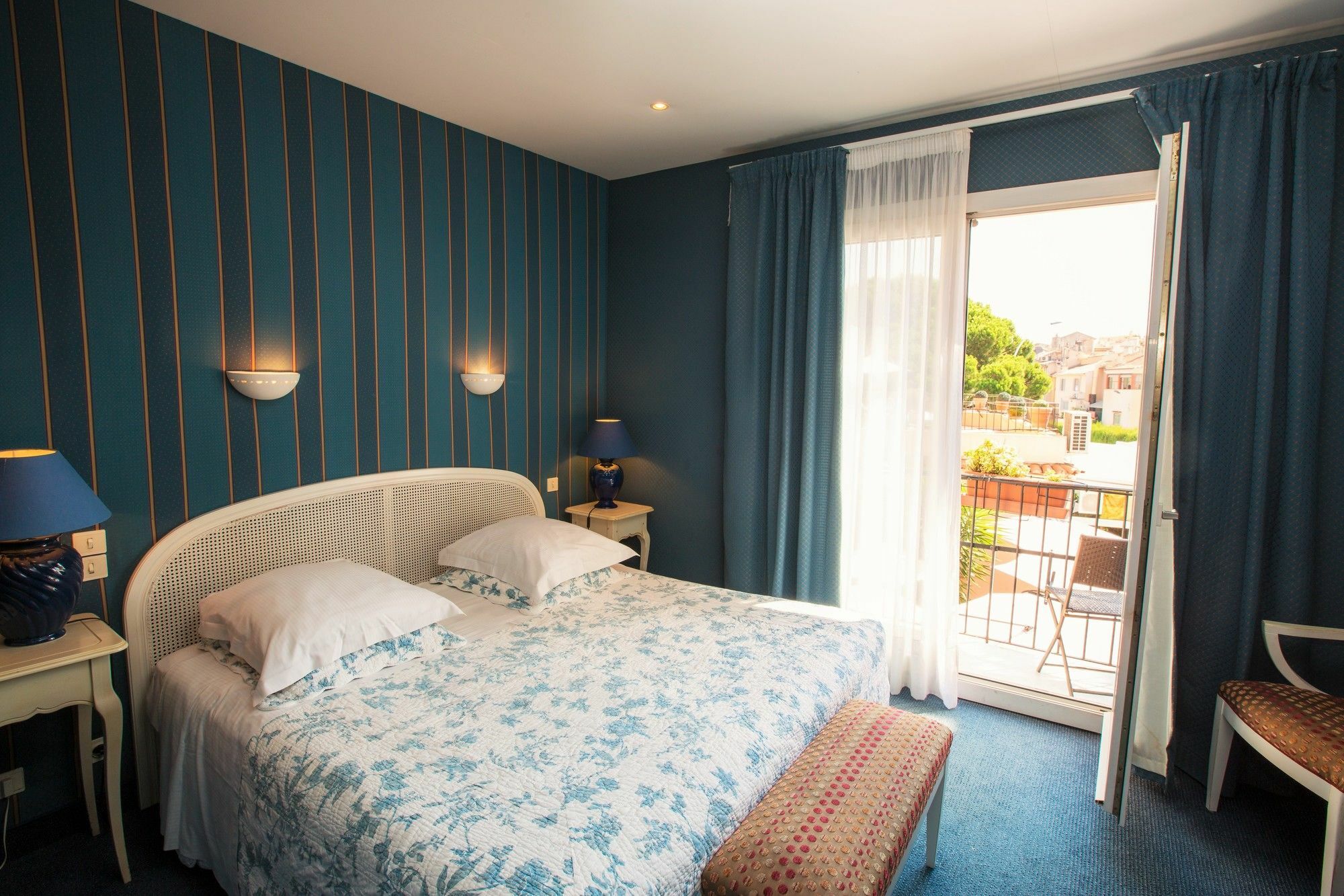Hotel L'Olivier - Piscine & Parking Cannes Ngoại thất bức ảnh